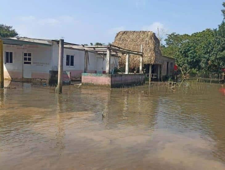 Escurrimientos de ríos inundan 2 localidades de Jáltipan, Veracruz
