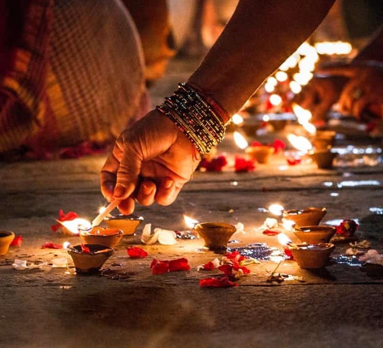 Salma Hayek se une a la celebración Indú Diwali