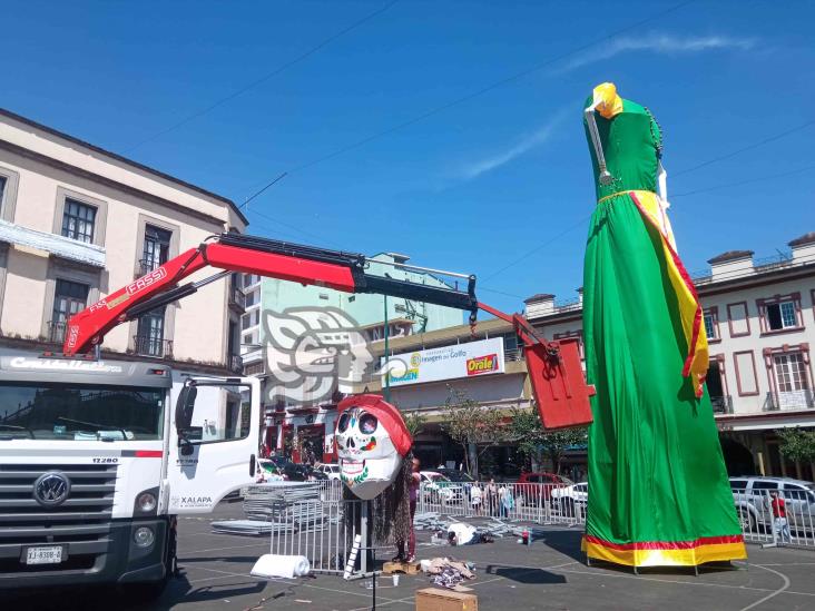 Instalan catrina monumental y altar en corazón de Xalapa