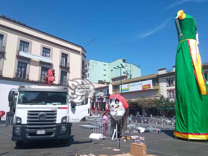 Instalan catrina monumental y altar en corazón de Xalapa