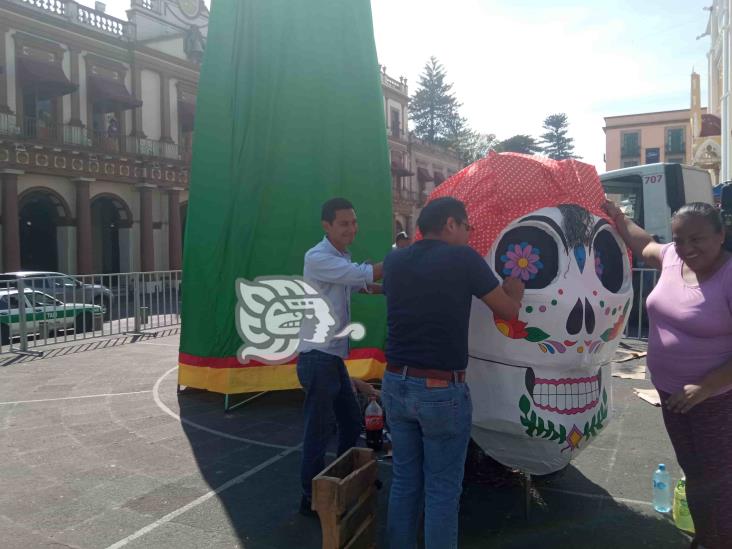 Instalan catrina monumental y altar en corazón de Xalapa