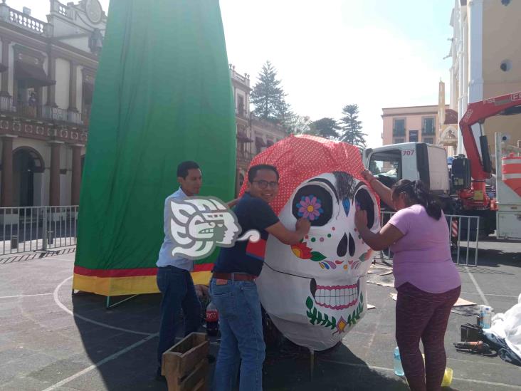 Instalan catrina monumental y altar en corazón de Xalapa