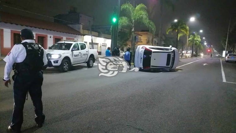 Volcadura de camioneta en Orizaba deja daños materiales (+Video)