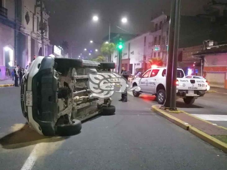 Volcadura de camioneta en Orizaba deja daños materiales (+Video)