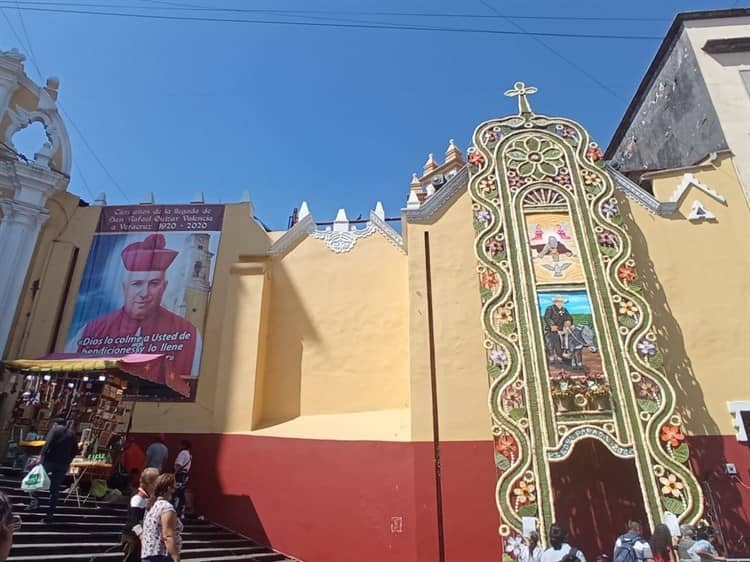 En Día de San Rafael, fieles católicos visitan tumba del santo en Xalapa (+Video)