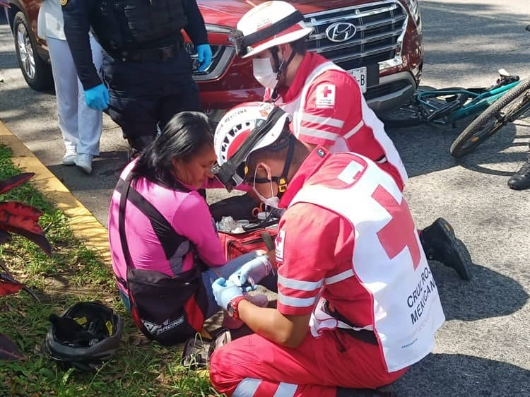 Conductora de camioneta arrolla a ciclista en la Manuel Ávila Camacho de Xalapa