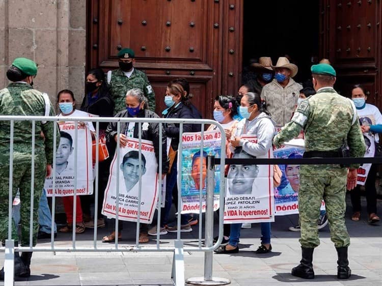 AMLO recibe a padres de los 43 normalistas de Ayotzinapa en Palacio Nacional