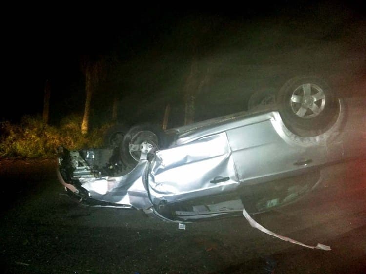 Vehículo sufre volcadura en carretera Misantla-Xalapa