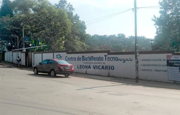 Cerca de 20 alumnos de bachillerato en Coatepec, se desmayan durante acto cívico