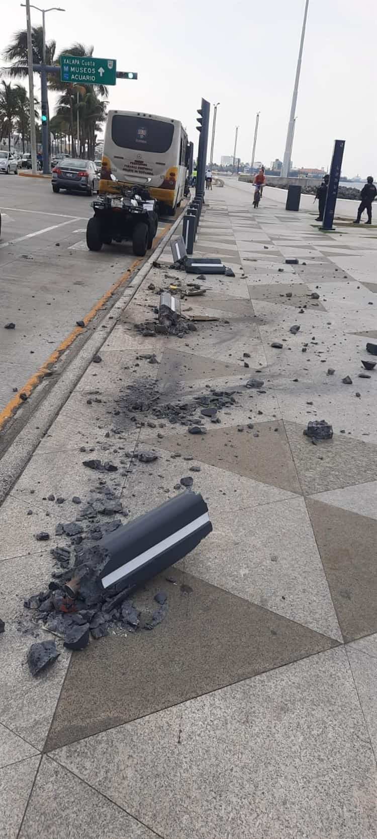 Camión urbano choca contra barras de seguridad del bulevar Manuel Ávila Camacho en Veracruz (+Video)