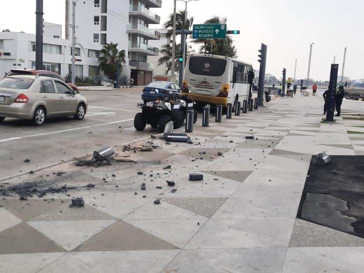Camión urbano choca contra barras de seguridad del bulevar Manuel Ávila Camacho en Veracruz (+Video)