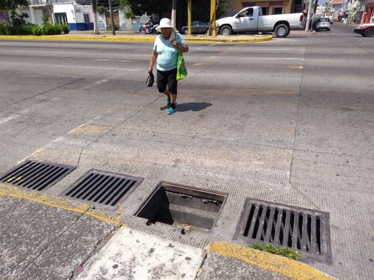 ¡Era un peligro! Alcantarilla incompleta es reparada en zona de mercados en Veracruz