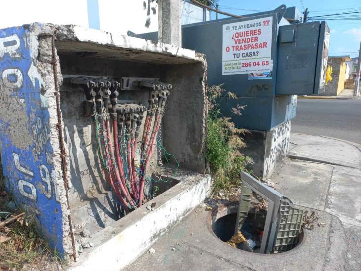 Vecinos exigen a CFE tapa para transformador y registro incompletos en Río Medio