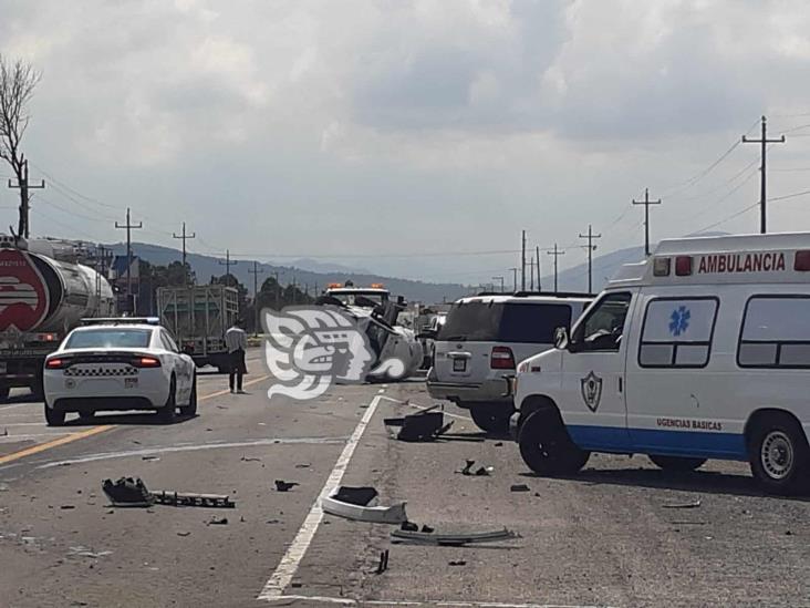 Chocan camioneta y pipa de gas en entronque de las carreteras Perote- Altotonga- Xalapa