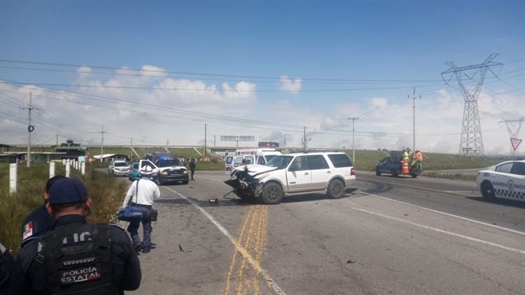 Chocan camioneta y pipa de gas en entronque de las carreteras Perote- Altotonga- Xalapa