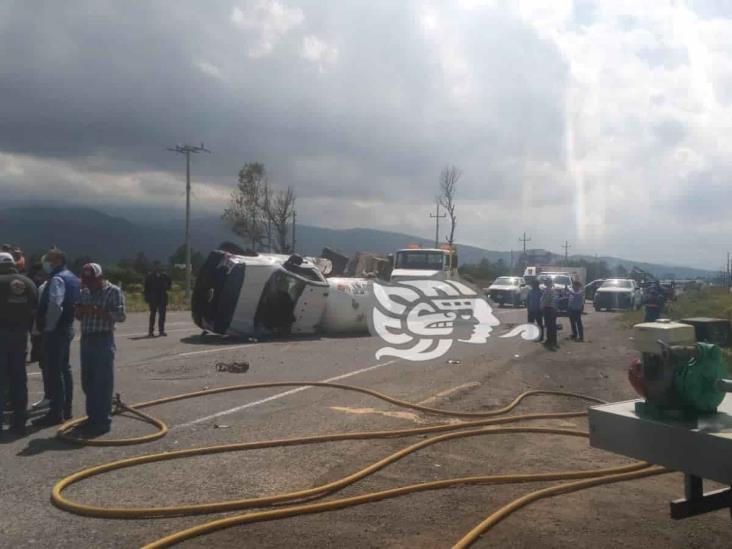 Chocan camioneta y pipa de gas en entronque de las carreteras Perote- Altotonga- Xalapa