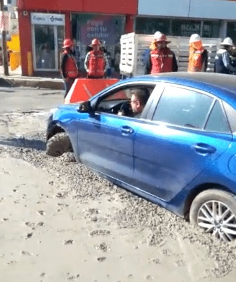 Automovilista se mete al carril del Mexibús y termina atascado en cemento fresco (+Video)