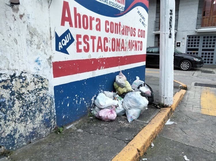En Xalapa, habitantes exhiben a vecinos que dejan basura en banquetas