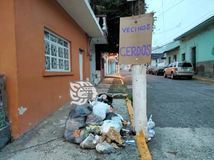 En Xalapa, habitantes exhiben a vecinos que dejan basura en banquetas