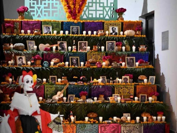 Instalan Altar de Día de Muertos en el Ayuntamiento de Veracruz