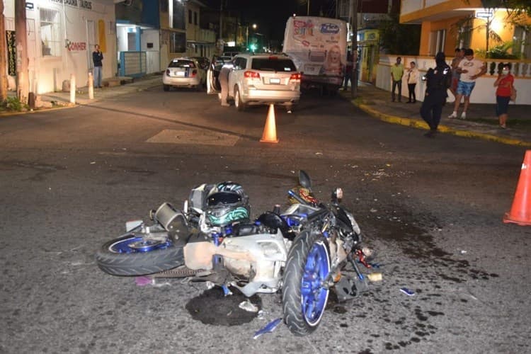Motociclistas se impactan contra camioneta en la avenida Cuauhtémoc