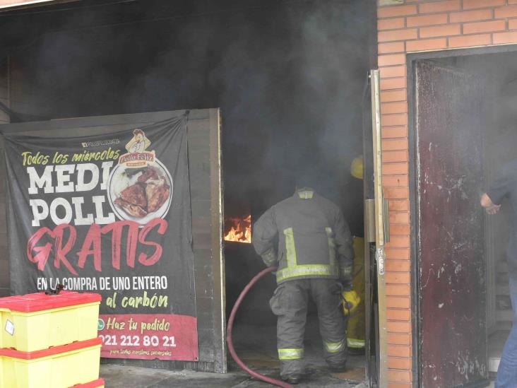 Ni tan feliz; se incendia local del Pollo Feliz en el centro de Coatzacoalcos