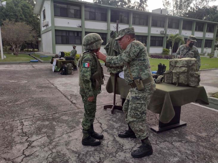 Niña es nombrada soldado honorario en Veracruz