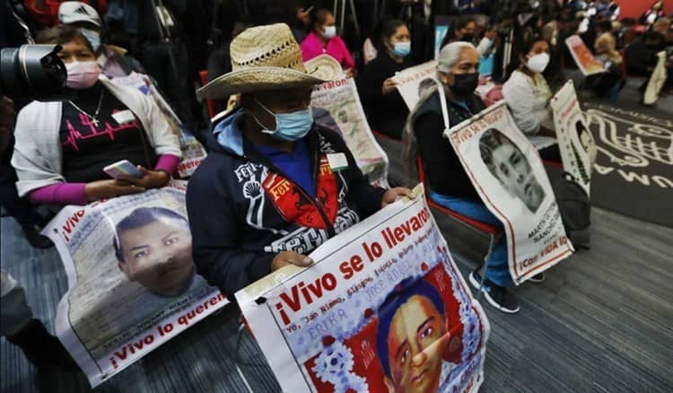 Podrían reactivarse órdenes de aprehensión por caso Ayotzinapa: AMLO