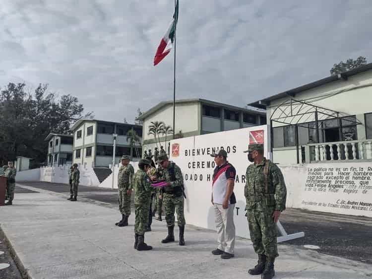 Niña es nombrada soldado honorario en Veracruz