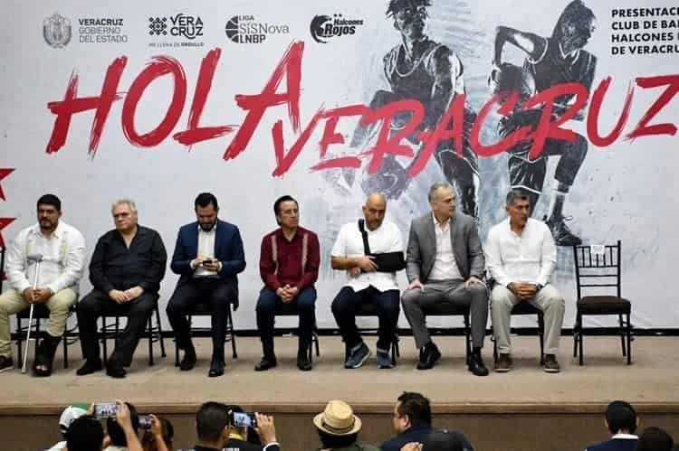 Realizan presentación del equipo de basquetbol Halcones Rojos de Veracruz (+Video)