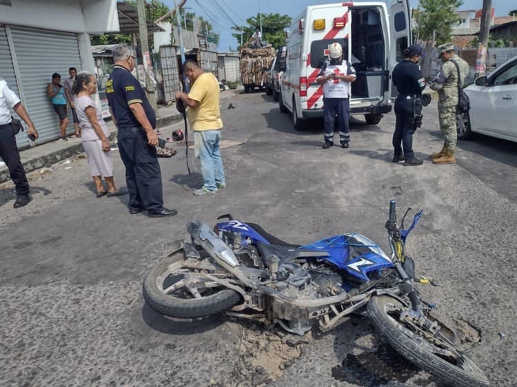 Motociclista se impacta contra camión de pasaje en la colonia Pocitos y Rivera en Veracruz(+Video)