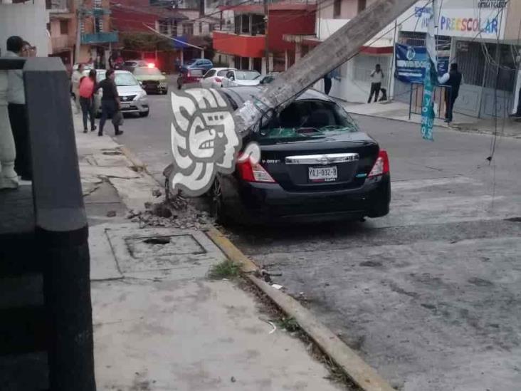 En Xalapa, camión de carga derriba poste de CFE; se atoró en las líneas