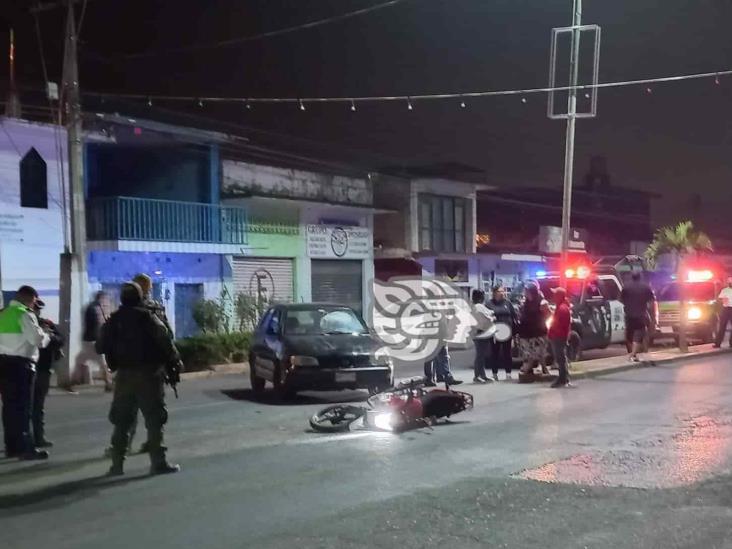 Chocan auto y motocicleta en Nogales; hay un lesionado