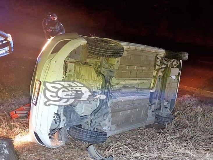 Por exceso de velocidad, vuelca automóvil sobre la carretera Misantla-Martínez de la Torre