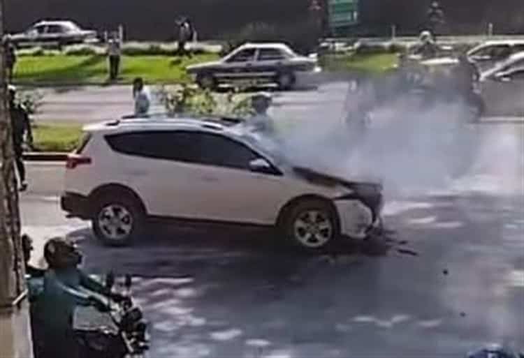 Camioneta se incendia frente a sede de la SEV en Xalapa (+Video)
