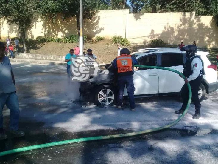 Camioneta se incendia frente a sede de la SEV en Xalapa (+Video)