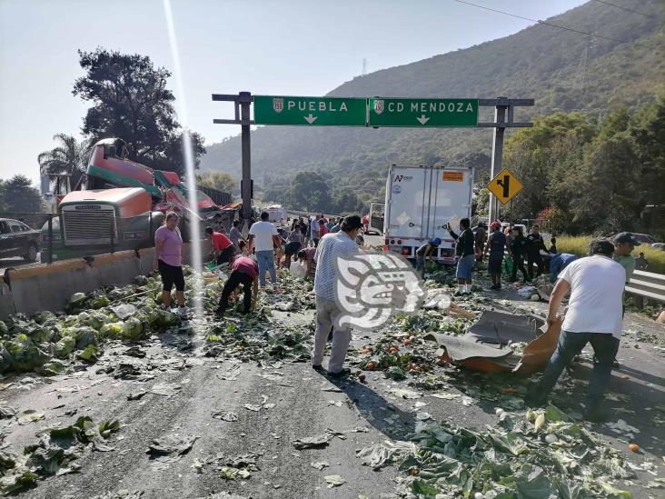 Vuelca camión con legumbres en la Puebla-Orizaba; y sí, hubo rapiña (+Video)