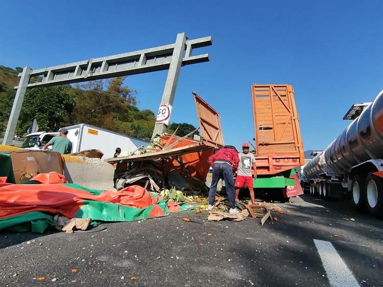 Vuelca camión con legumbres en la Puebla-Orizaba; y sí, hubo rapiña (+Video)