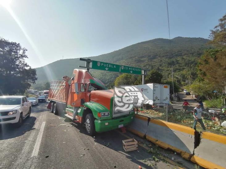 Vuelca camión con legumbres en la Puebla-Orizaba; y sí, hubo rapiña (+Video)