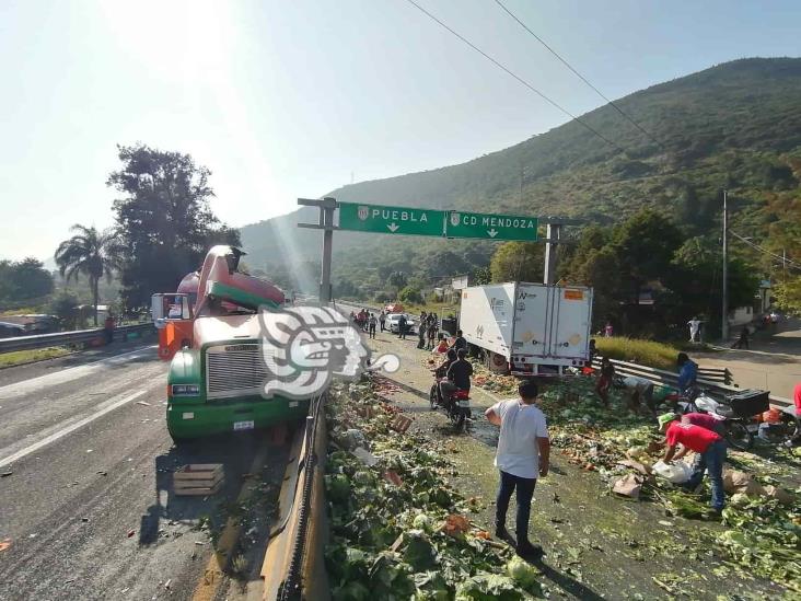 Vuelca camión con legumbres en la Puebla-Orizaba; y sí, hubo rapiña (+Video)