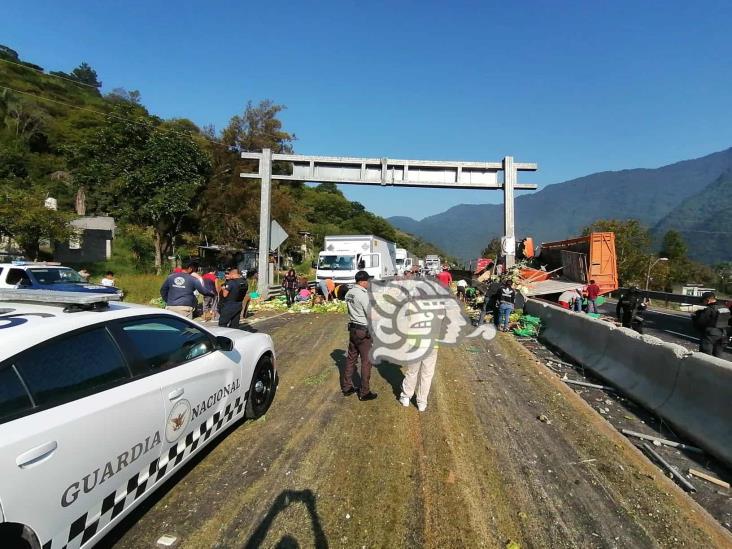 Vuelca camión con legumbres en la Puebla-Orizaba; y sí, hubo rapiña (+Video)