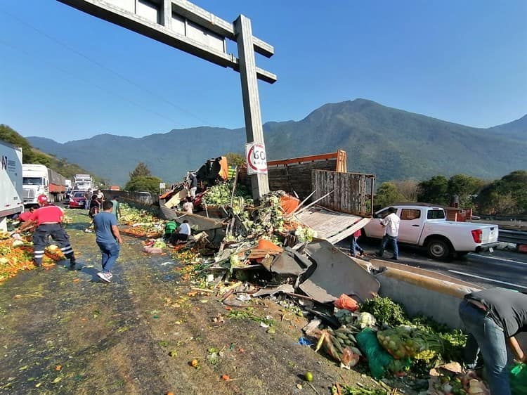 Vuelca camión con legumbres en la Puebla-Orizaba; y sí, hubo rapiña (+Video)