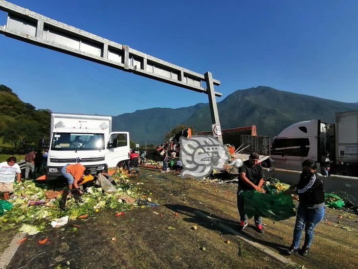 Vuelca camión con legumbres en la Puebla-Orizaba; y sí, hubo rapiña (+Video)