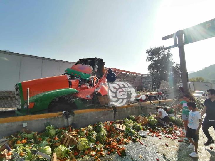 Vuelca camión con legumbres en la Puebla-Orizaba; y sí, hubo rapiña (+Video)