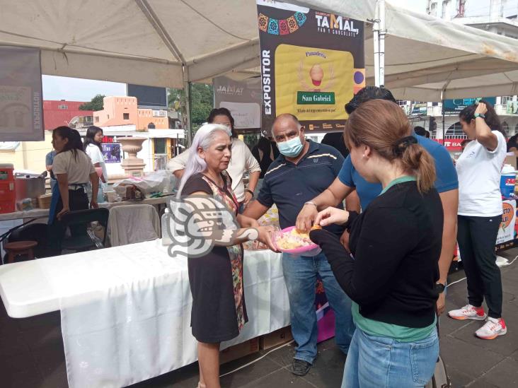 Tamales de variedades, atoles, chocolate y más, reúnen a familias en feria en Xalapa (+Video)