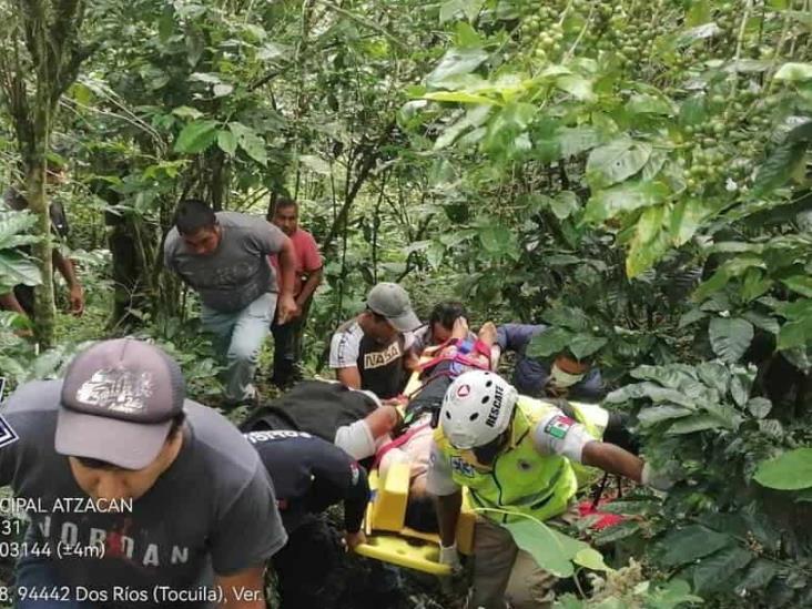 Rescatan en Atzacan a familia que cayó a un barranco de 20 metros de profundidad en su auto