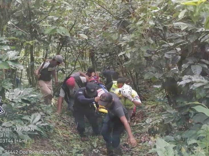Familia caen a un barranco de 20 metros de profundidad en su auto en Atzacan, Veracruz