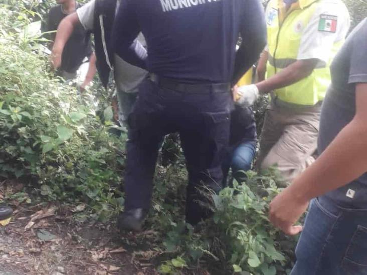 Rescatan en Atzacan a familia que cayó a un barranco de 20 metros de profundidad en su auto