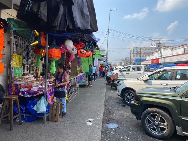Ventas de disfraces en Veracruz no repuntan, señalan comerciantes (+Video)