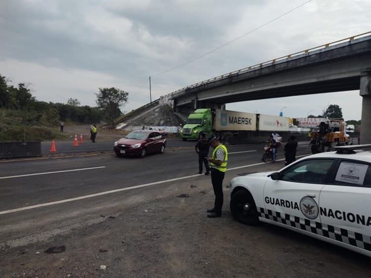 Vuelca tráiler en la carretera Xalapa-Veracruz; hay un lesionado